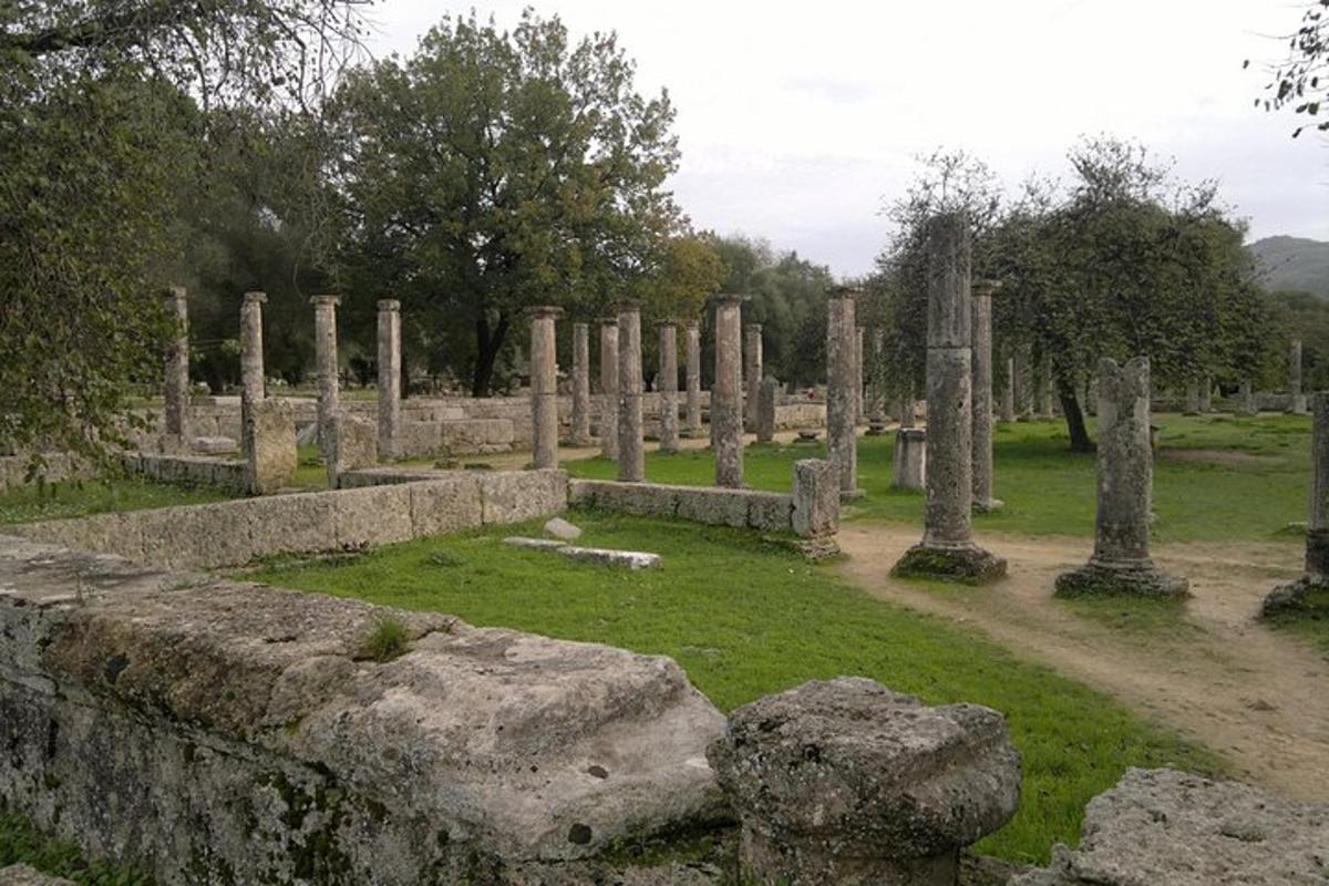 Un antiguo cementerio con árboles y muros de piedra.