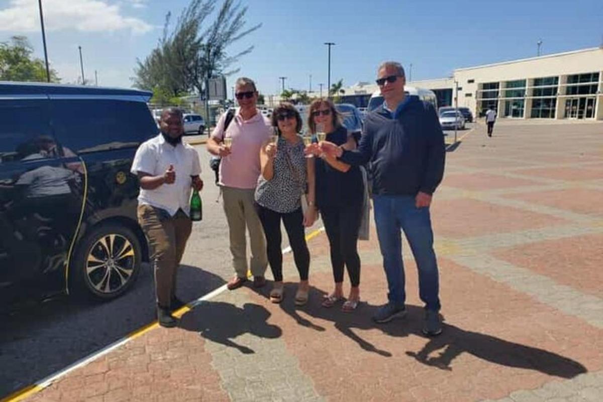 un gruppo di persone in piedi accanto a un'auto