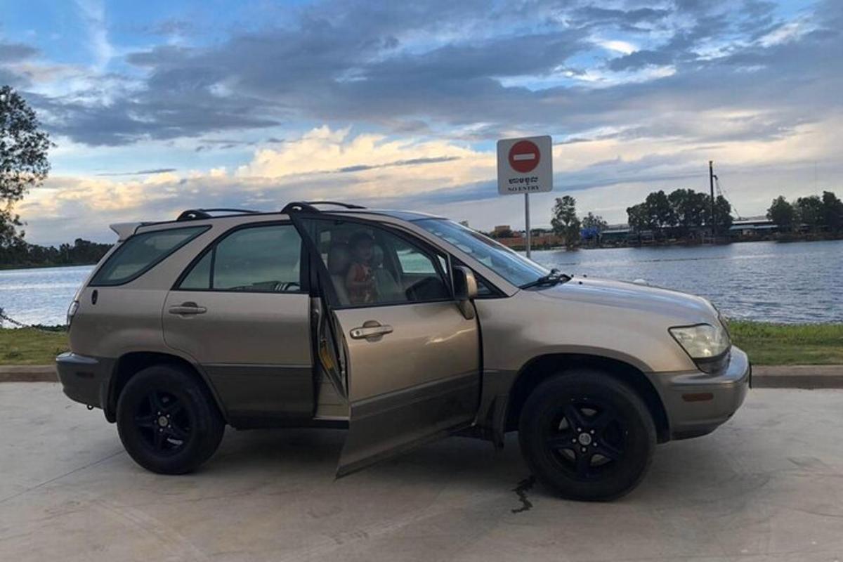 stříbrné auto zaparkované vedle vodní plochy