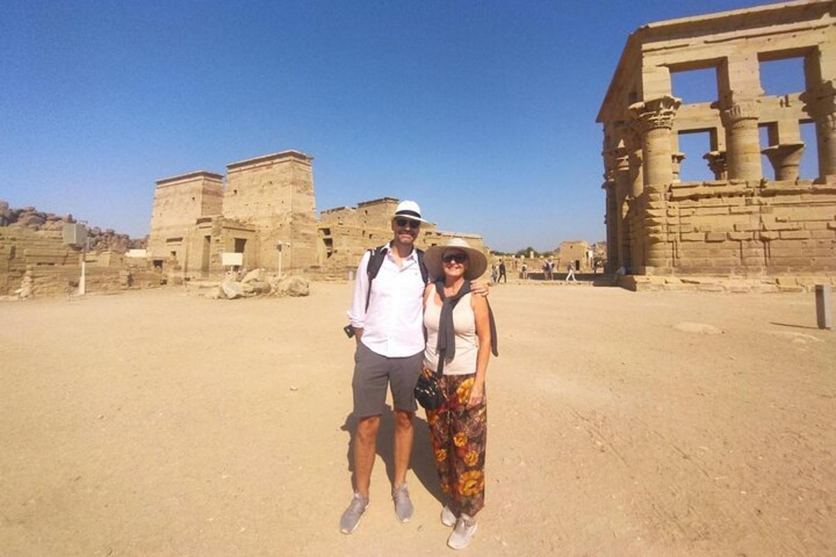 un uomo e una donna in piedi davanti a un edificio