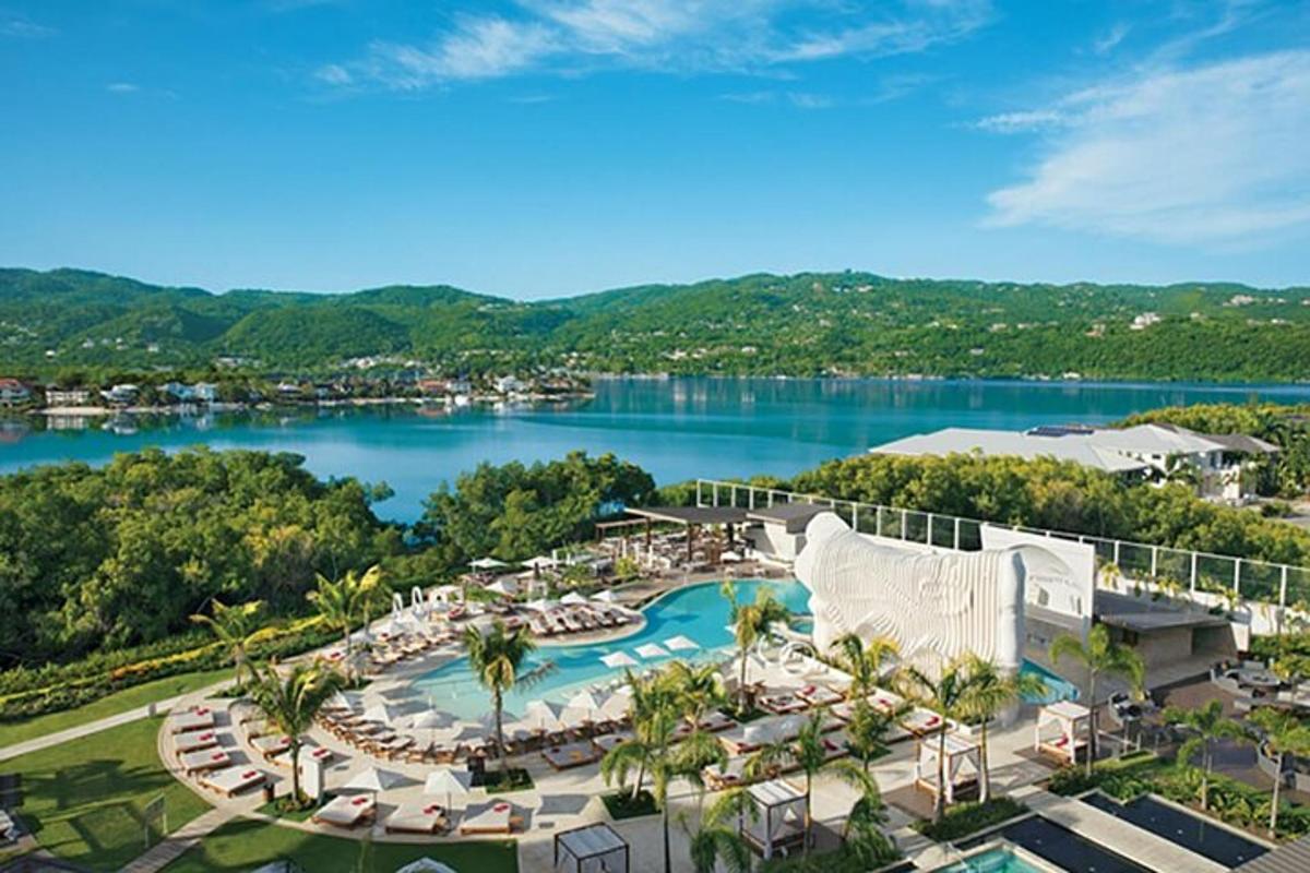 zračni pogled na letovišče z vodno površino
