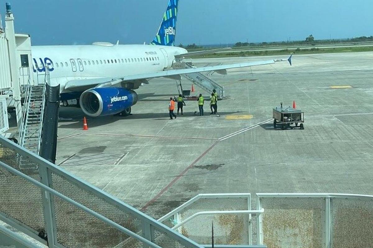 un grup de oameni care stau lângă un avion