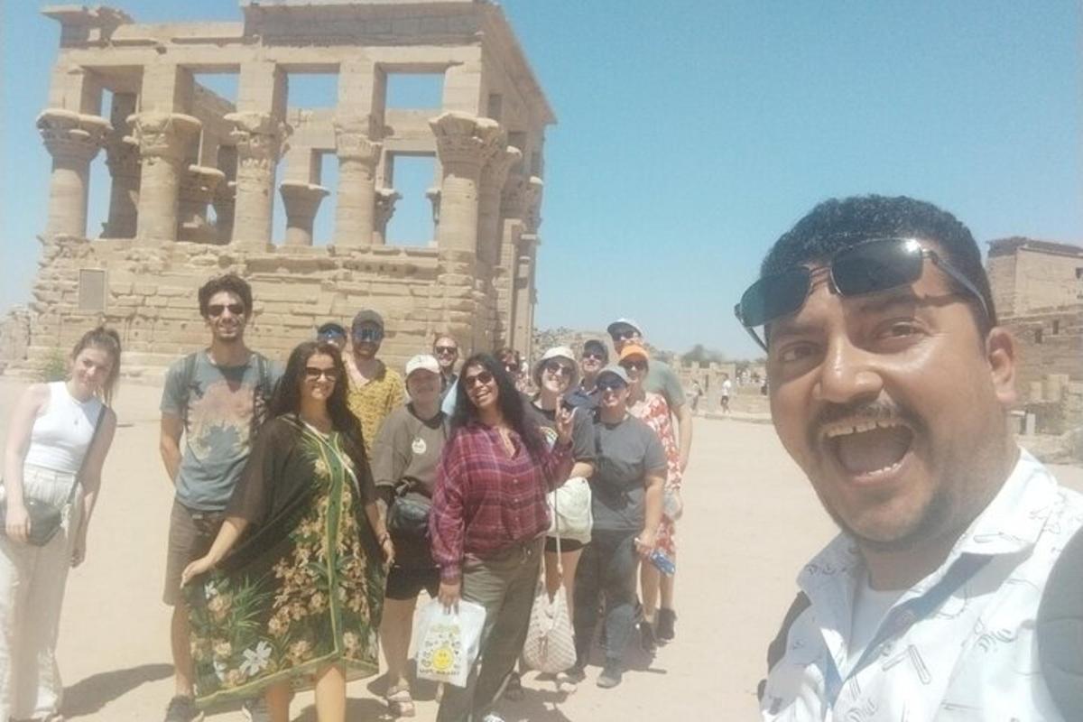 un gruppo di persone in piedi davanti a un edificio