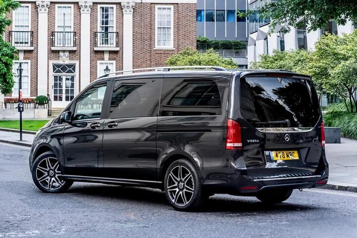 un minivan nero parcheggiato su una strada cittadina