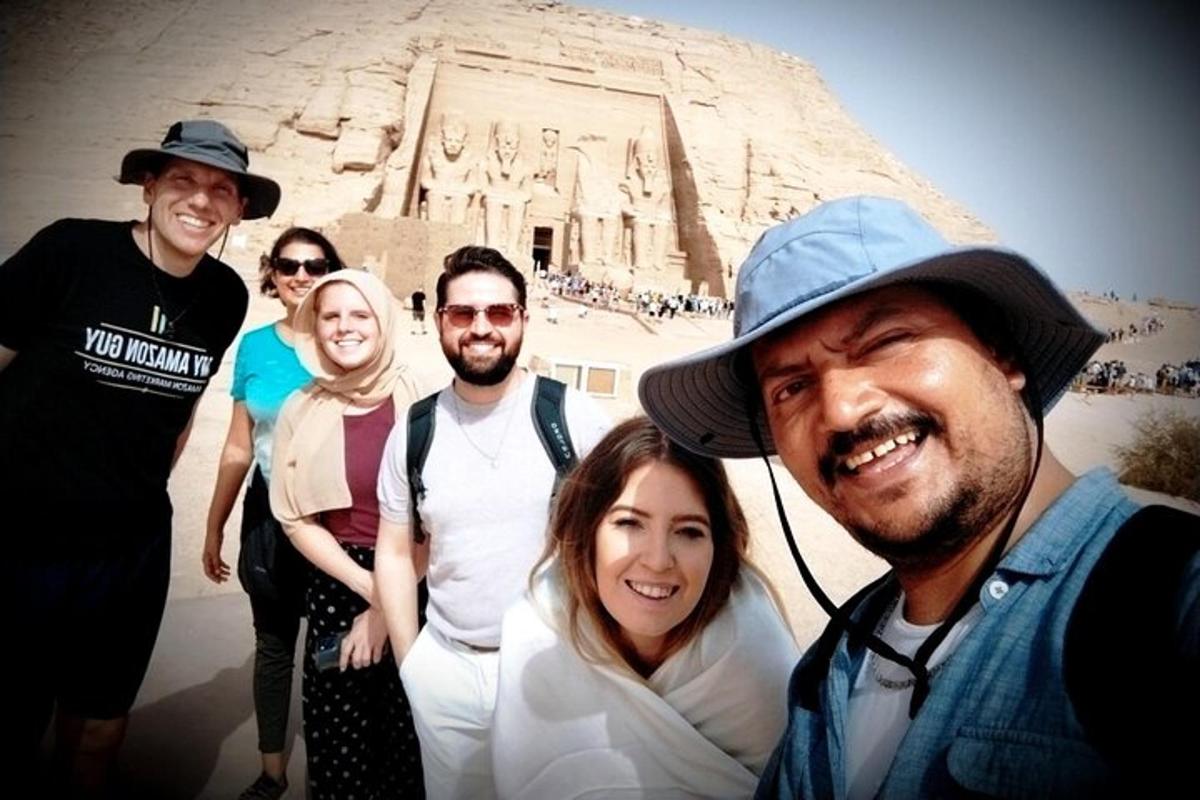 un gruppo di persone in piedi davanti a un monumento