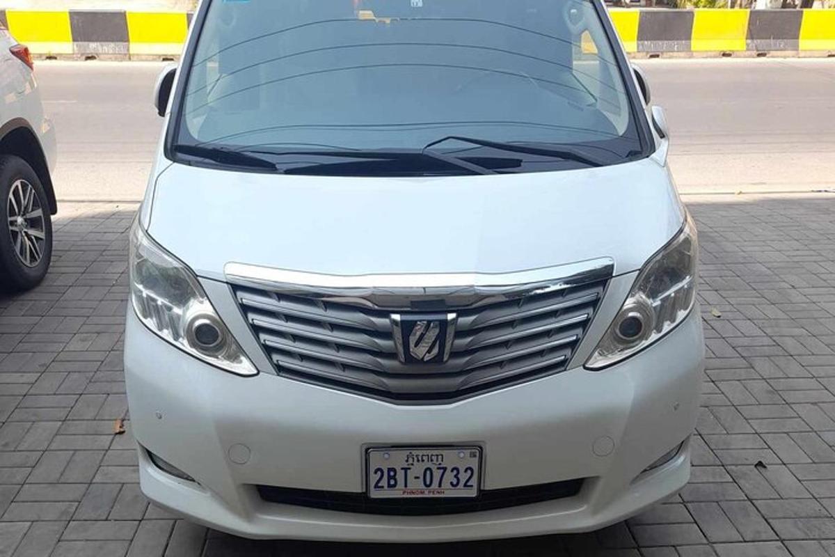 Un coche blanco estacionado en un estacionamiento