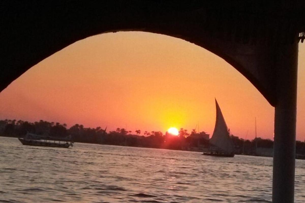 una barca a vela sull'acqua al tramonto