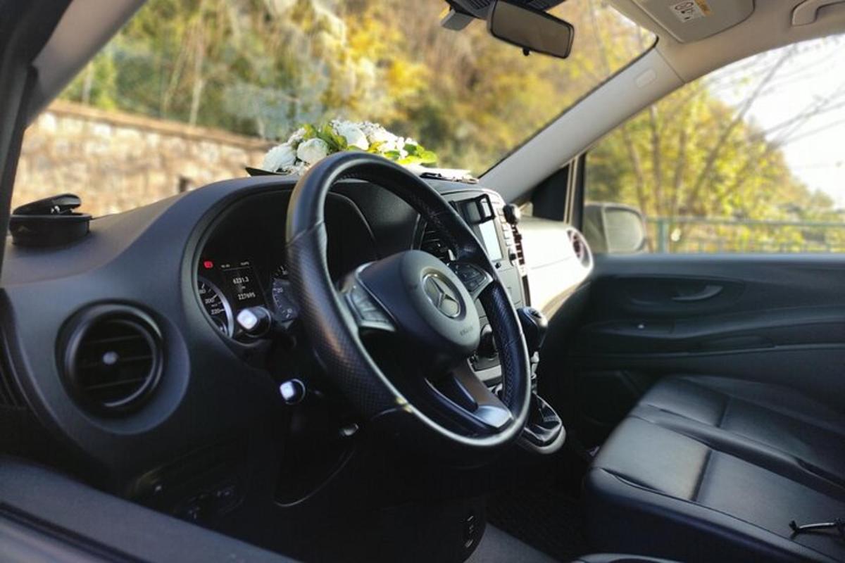 auto, mille roolil on lilled armatuurlaual