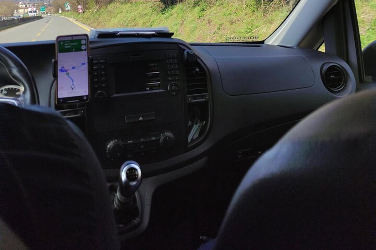 pogled na notranjost avtomobila z mobilnim telefonom