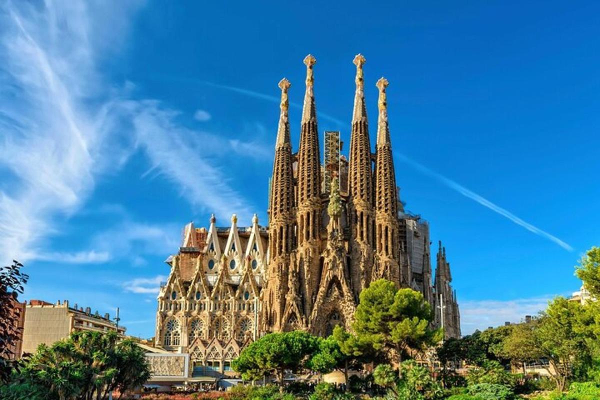 um grande edifício com torres no topo