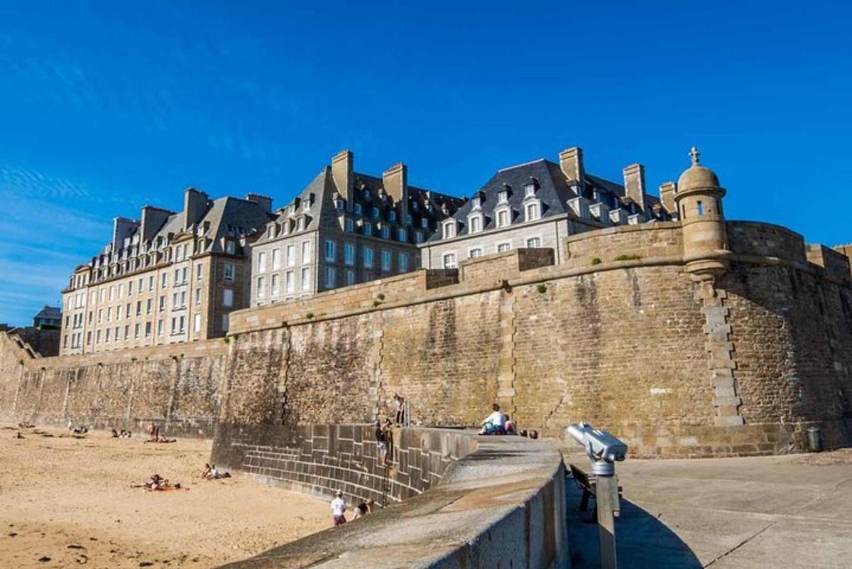 一座大城堡，城堡前的海滩上有人