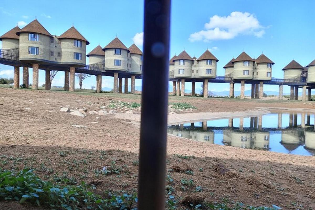 pemandangan bangunan dengan pantulan di dalam air