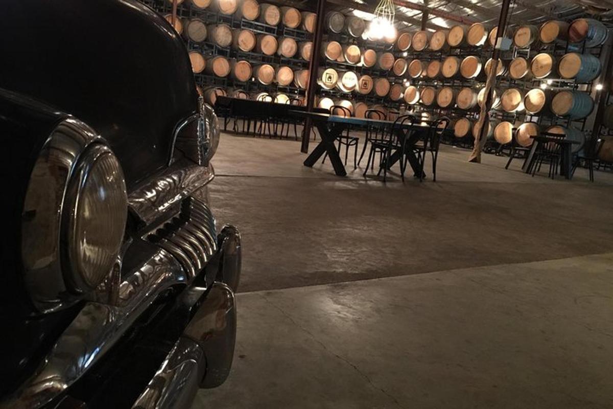 o cameră cu o grămadă de butoaie de vin într-o pivniță