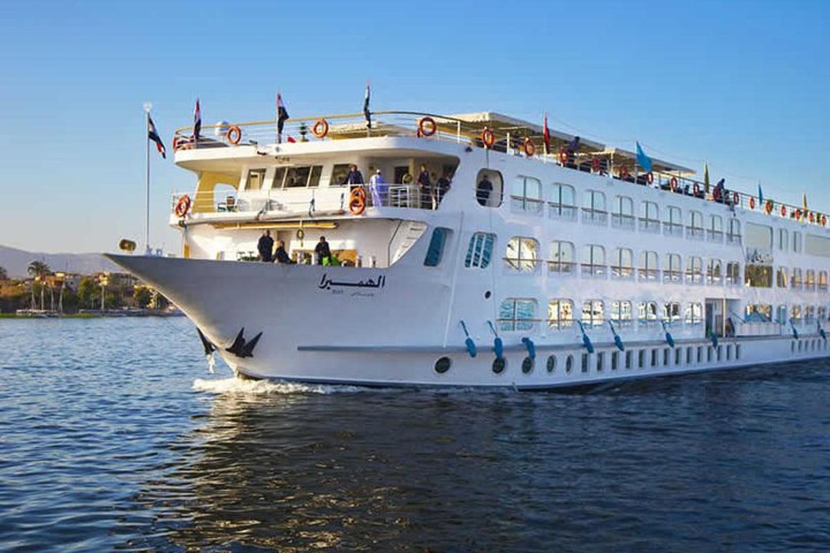 una grande nave da crociera bianca in acqua