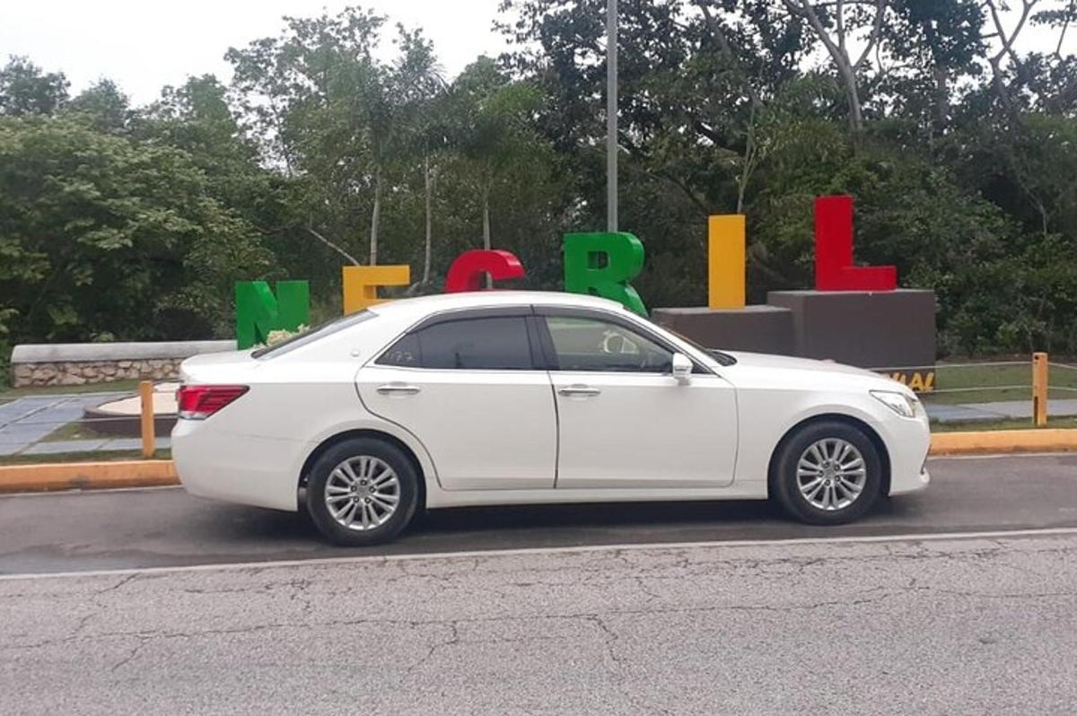een witte auto geparkeerd voor een bord