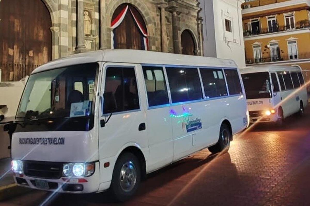 egy fehér furgon parkolt egy épület előtt
