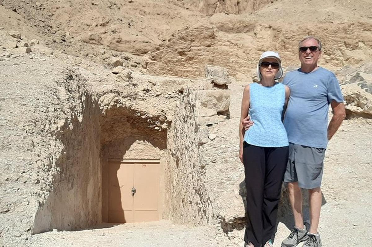 un uomo e una donna in piedi davanti a una grotta