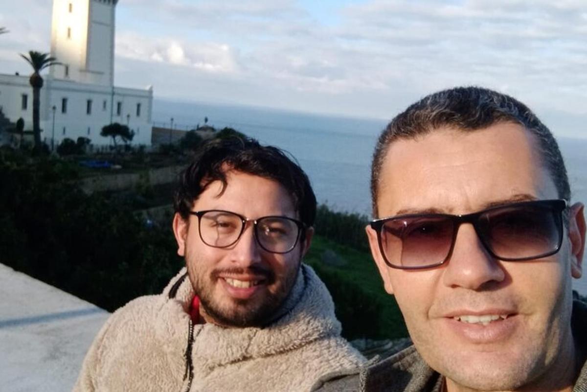 du vyrai, stovintys vienas šalia kito su akiniais