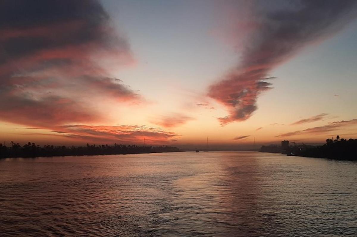 un tramonto su un fiume con il sole che tramonta