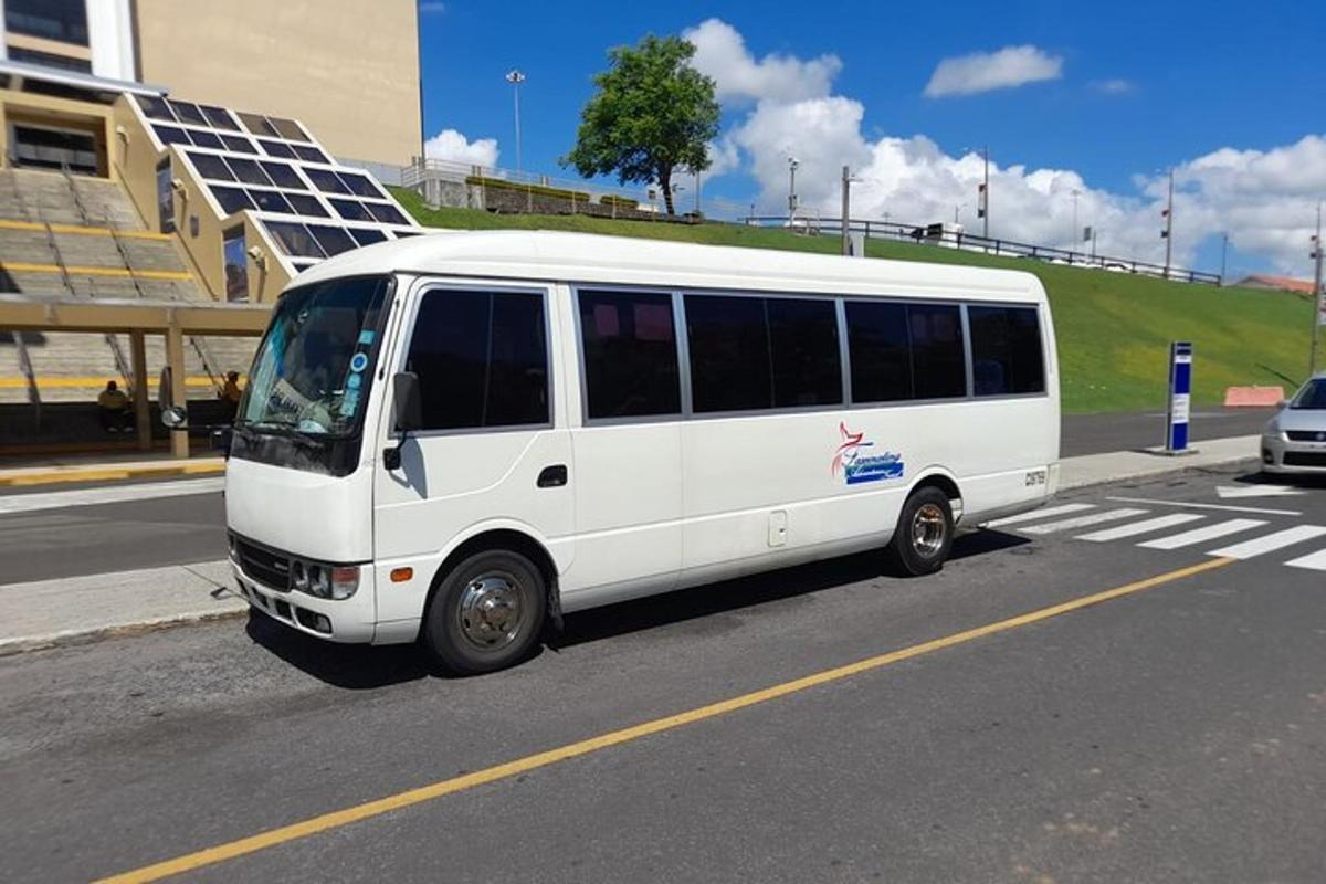 egy fehér busz parkolt az utca szélén
