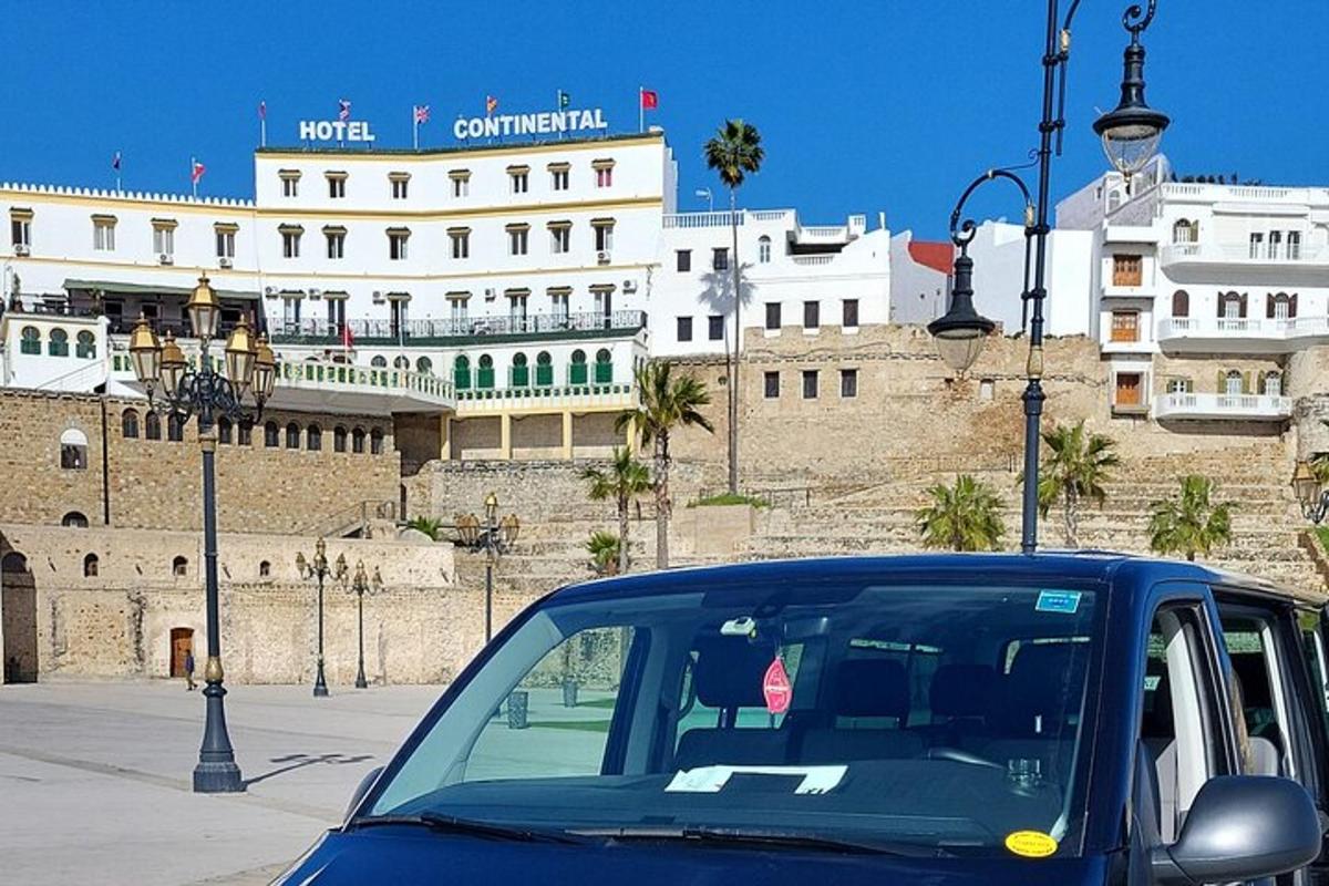 Un coche azul aparcado delante de un edificio