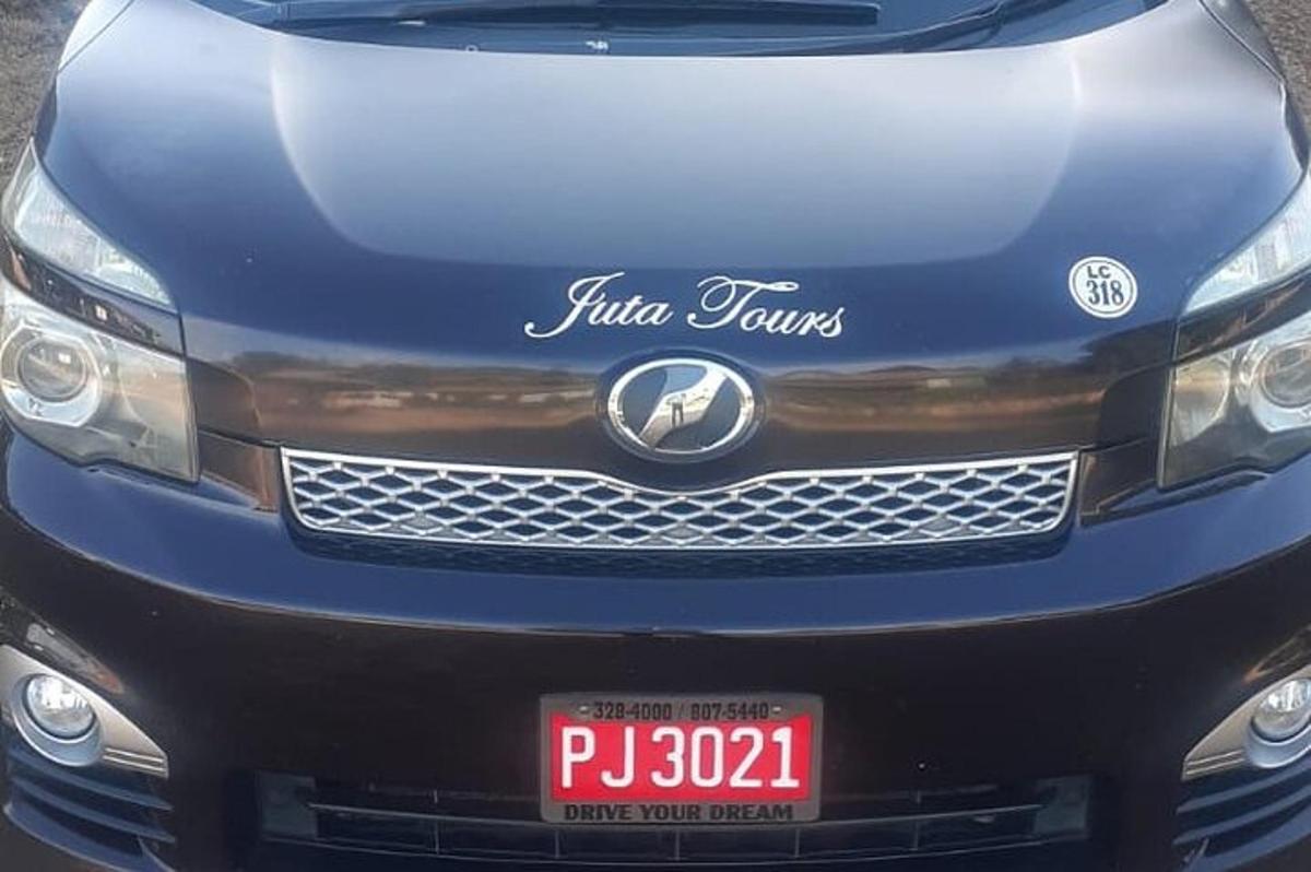 un prim-plan al părții din față a unui camion albastru