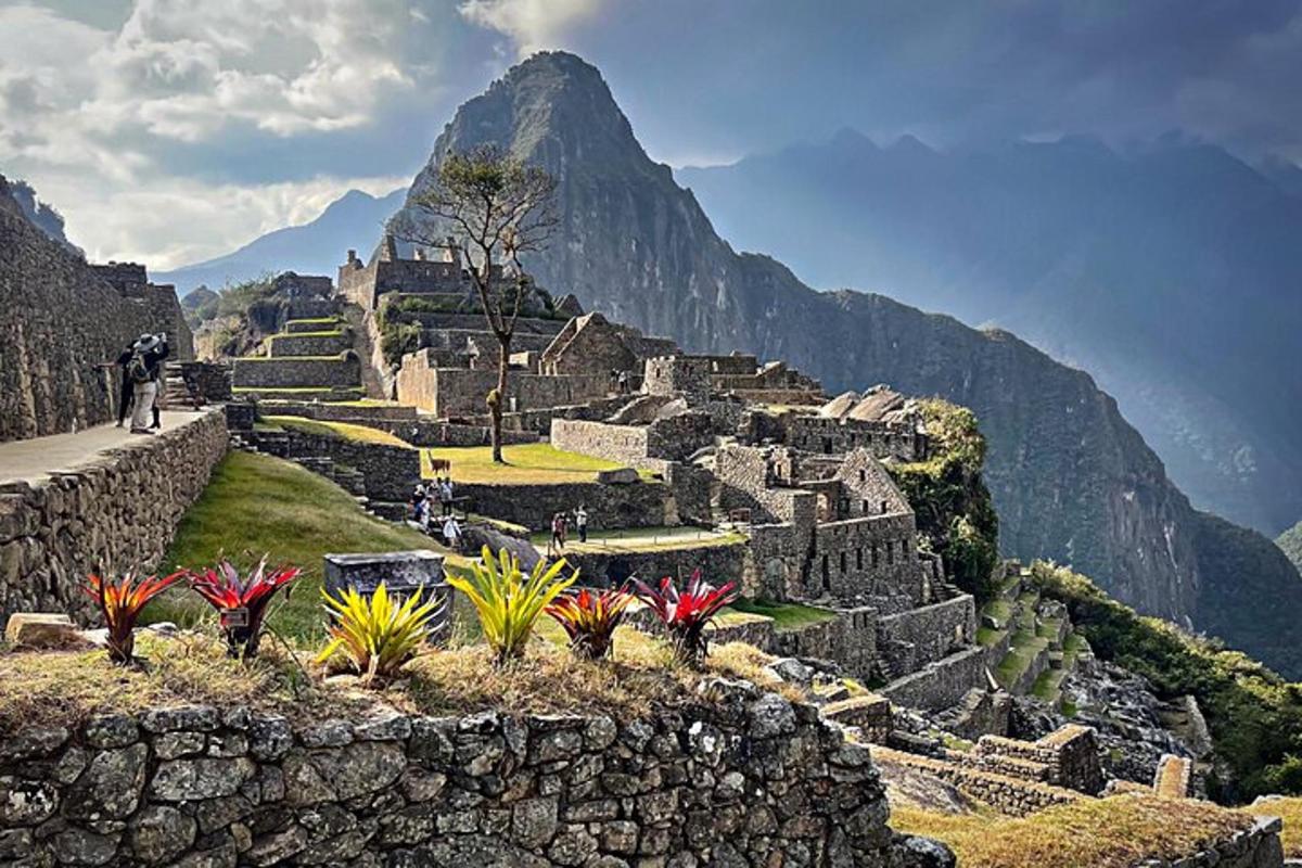 una vista delle rovine inca di una montagna