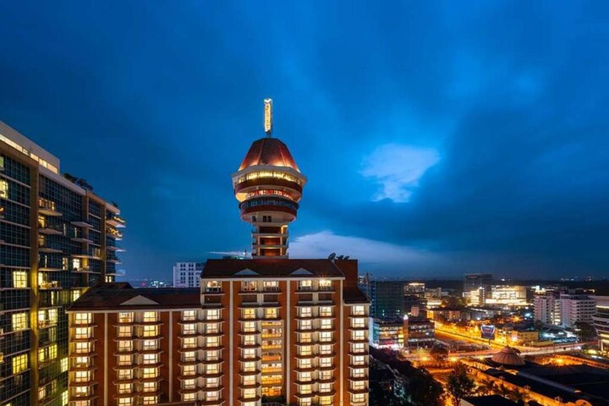 un edifici amb una torre a la part superior a la nit