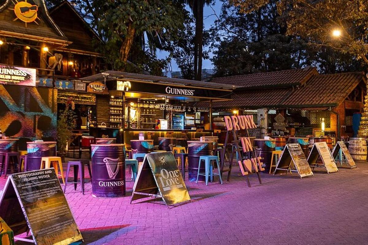 un restaurant amb taules i cadires davant d'una botiga