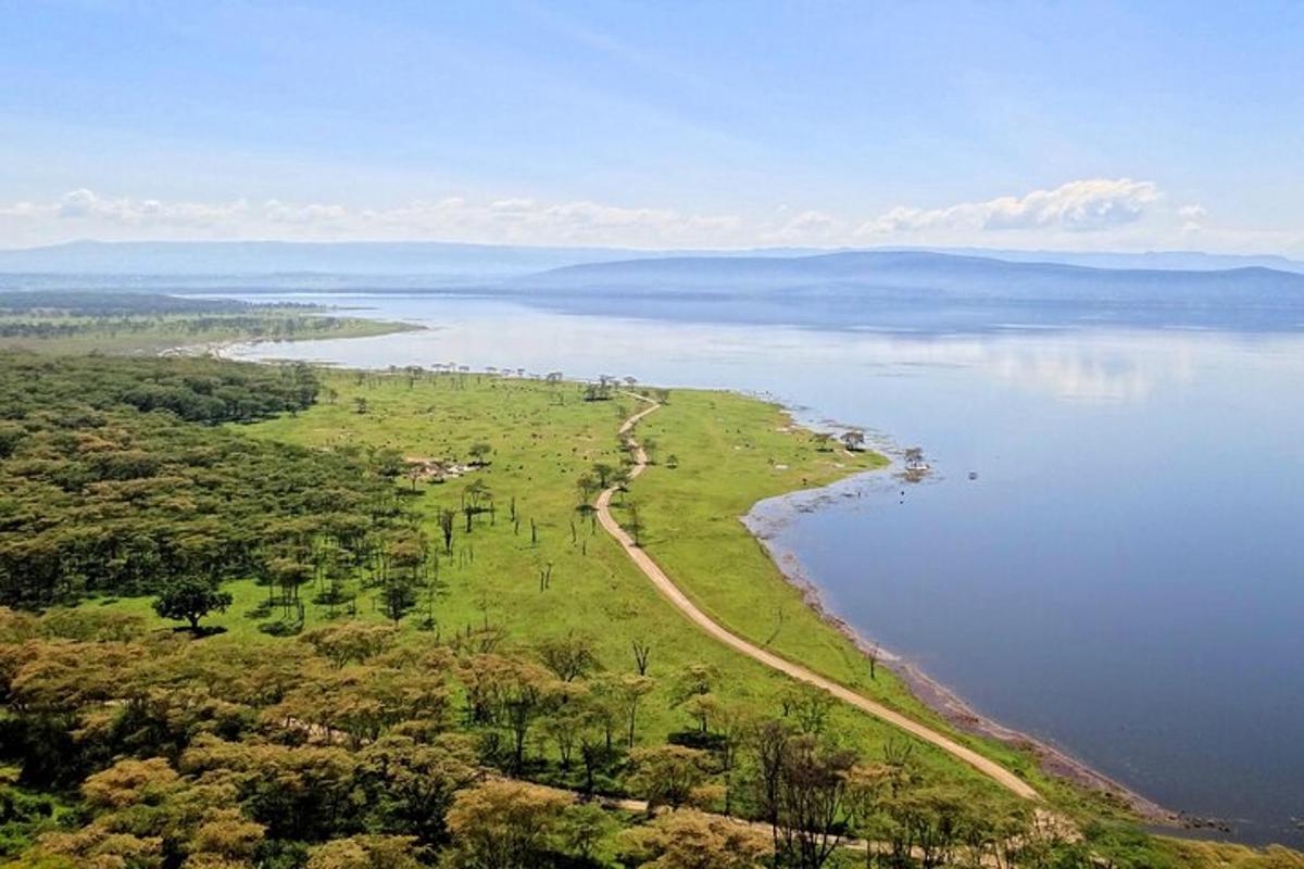 sebuah pulau di tengah-tengah badan air yang besar