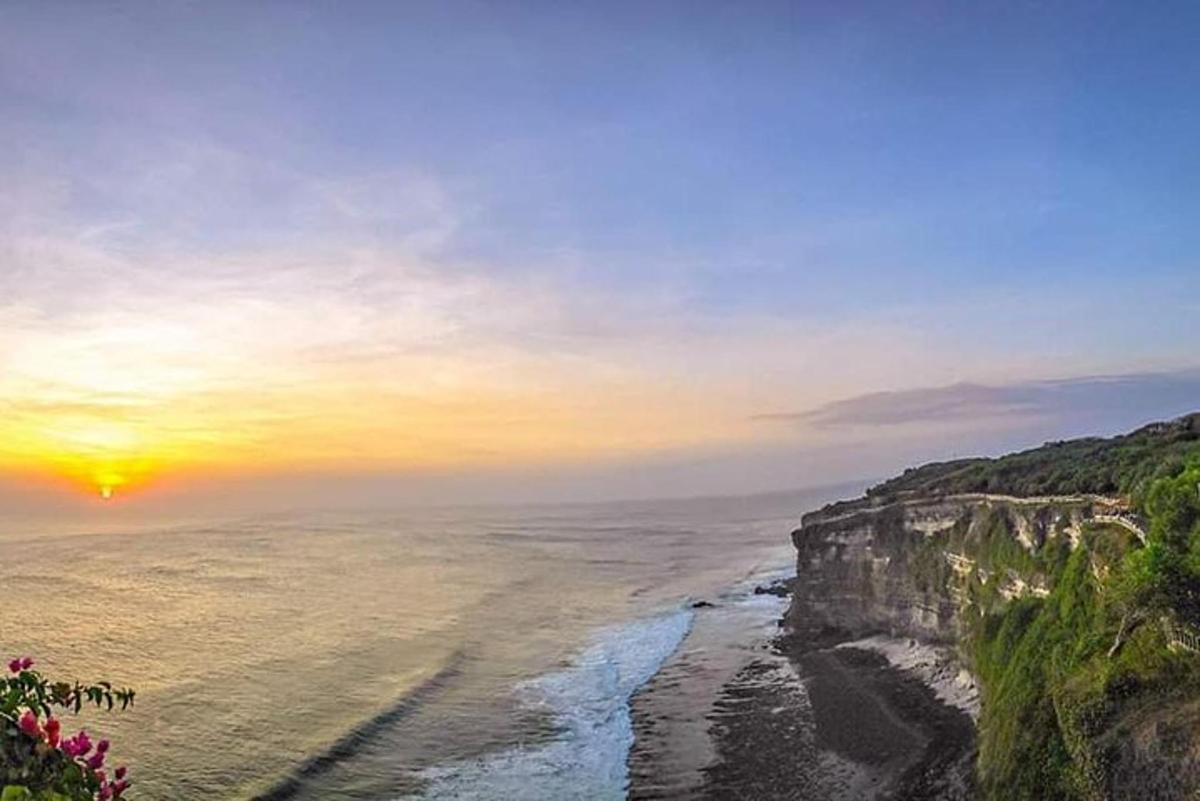 ein Blick auf das Meer mit dem Sonnenuntergang im Hintergrund