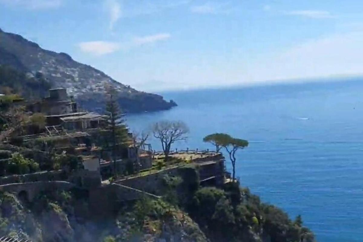 sebuah rumah di atas bukit di sebelah laut