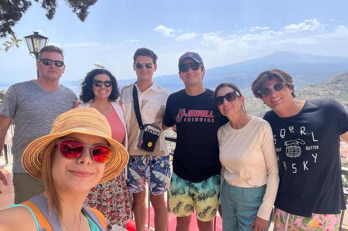 un gruppo di persone posa per una foto