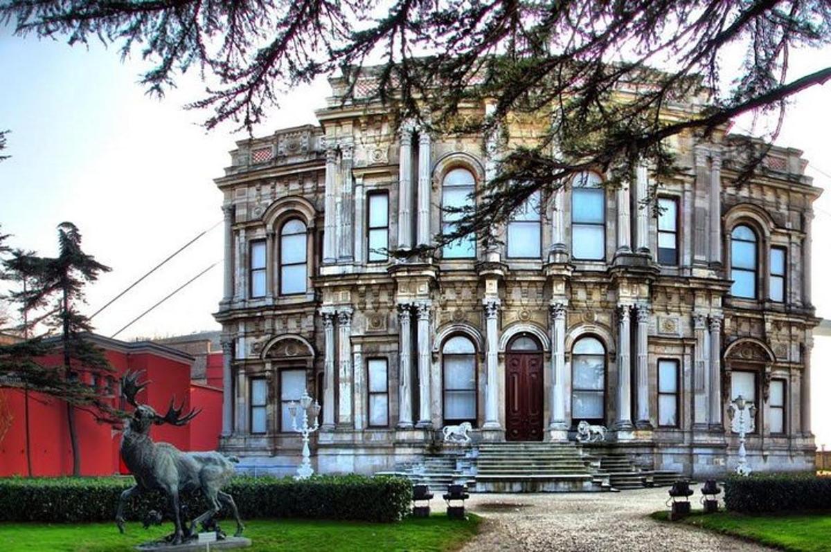velká budova se sochou před ní