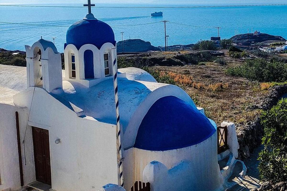Una iglesia azul y blanca con una cruz en ella