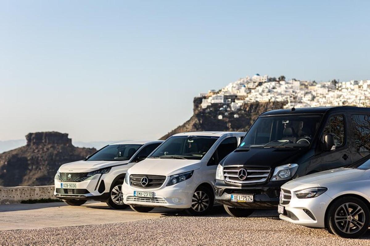 una fila de coches aparcados en un estacionamiento