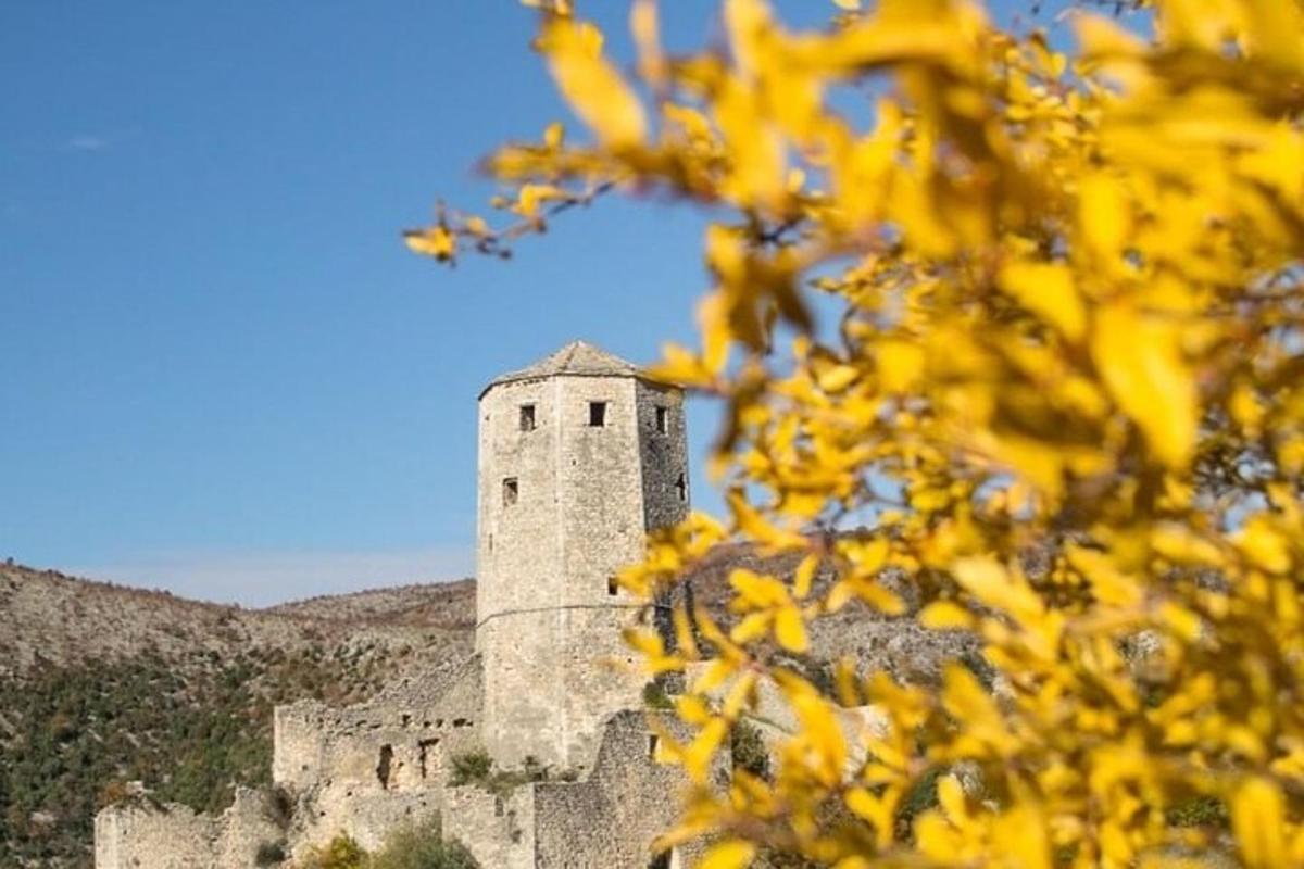 um antigo castelo situado no topo de uma montanha