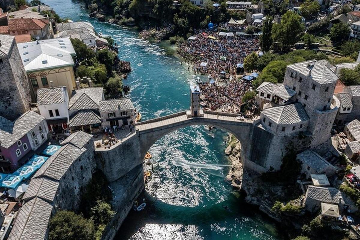 zračni pogled na most čez reko