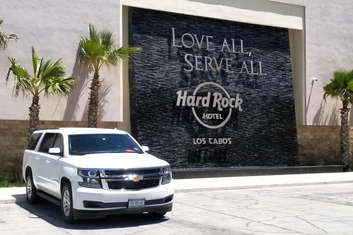 Un camión blanco estacionado frente a una tienda