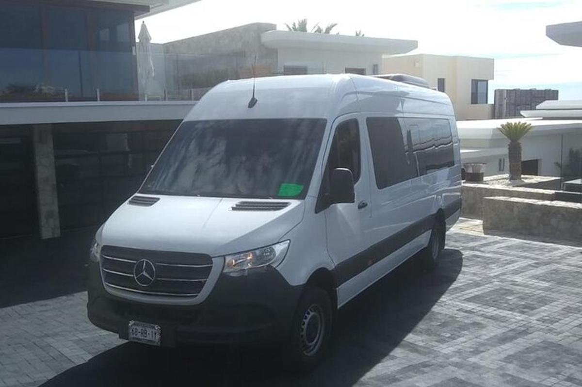 una camioneta blanca estacionada en un estacionamiento