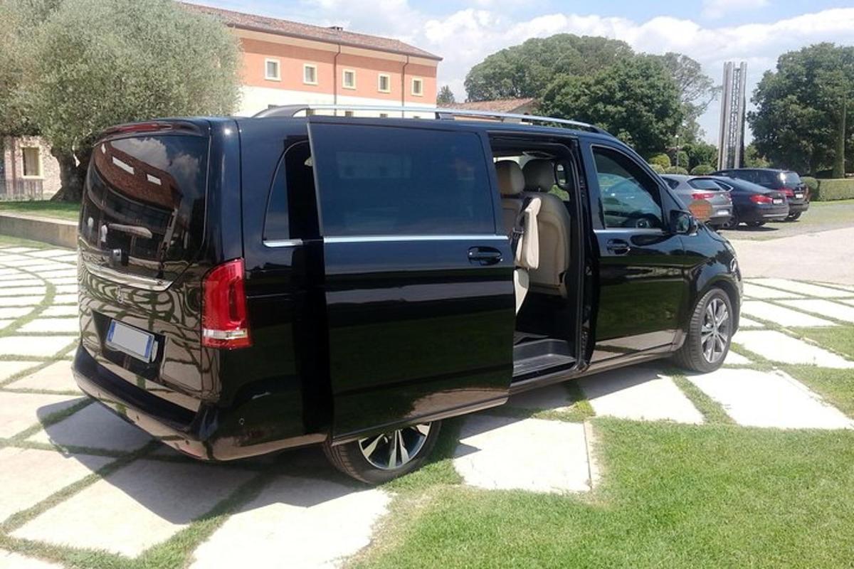 un camion nero parcheggiato in un parcheggio con la portiera aperta