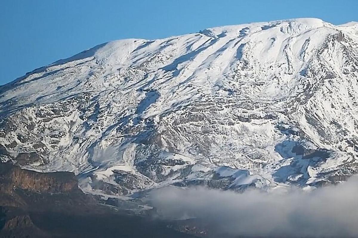 una vista aerea di una montagna coperta di neve