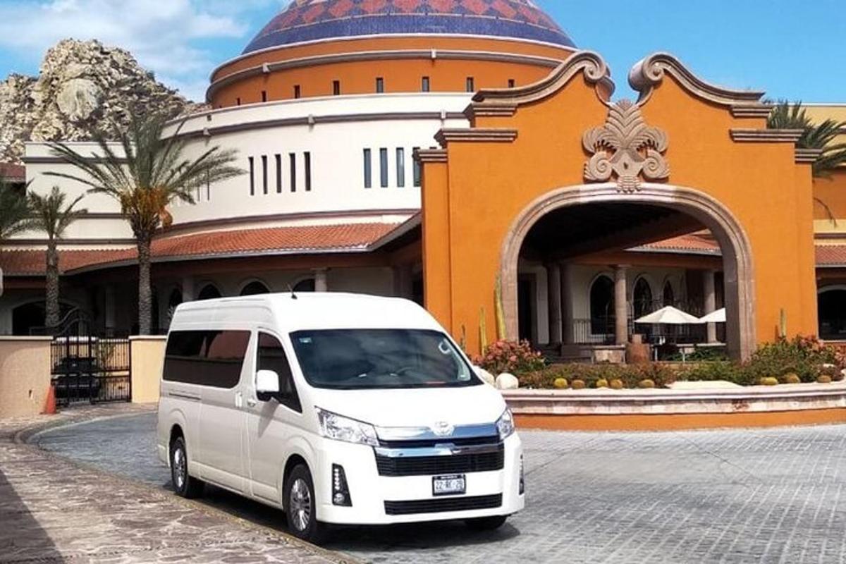 Una camioneta blanca estacionada frente a un edificio