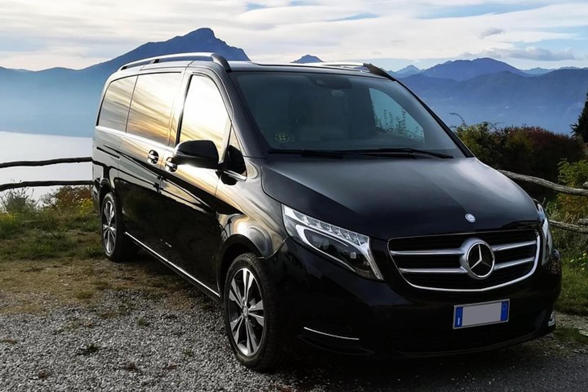 ein schwarz-silberner SUV, der an einem Berghang geparkt ist