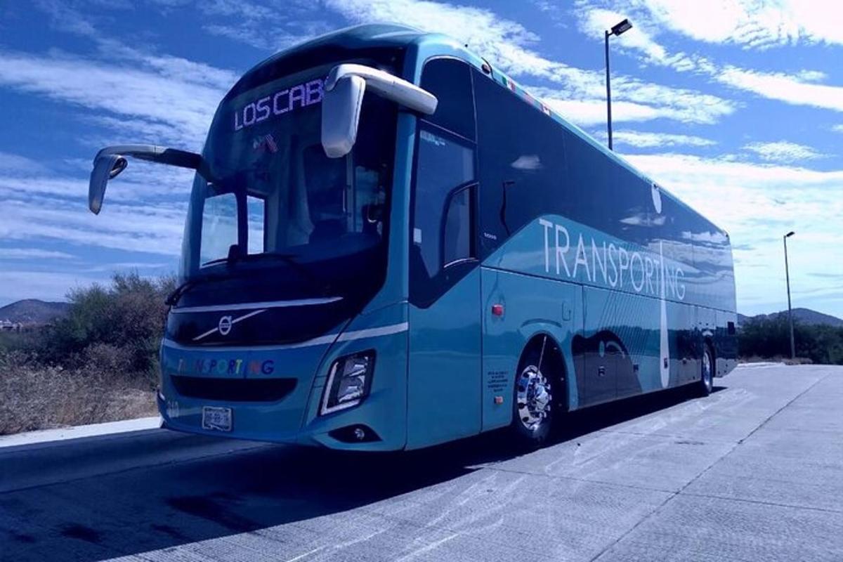bus tingkat biru terparkir di jalan