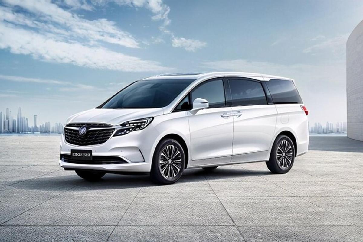 bílý opel insignia zaparkovaný před městem