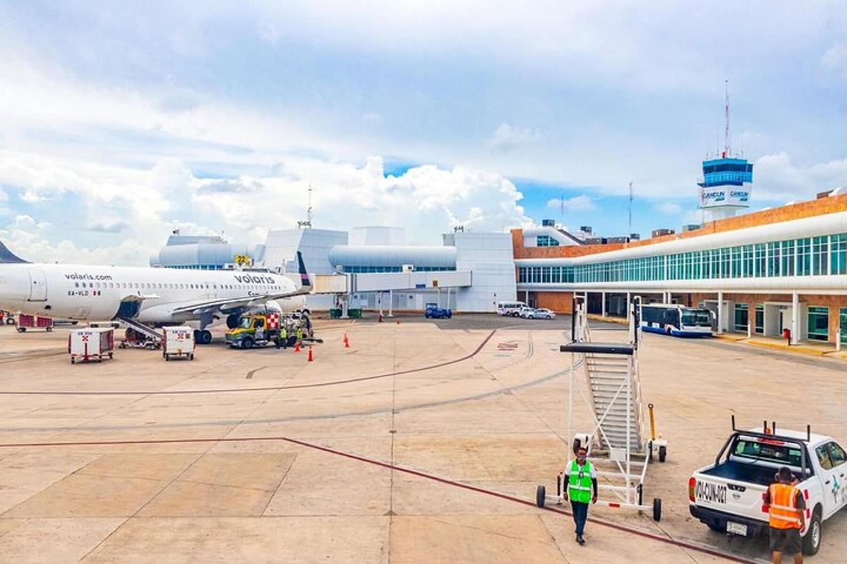 một sân bay có một chiếc máy bay đậu trong một nhà ga