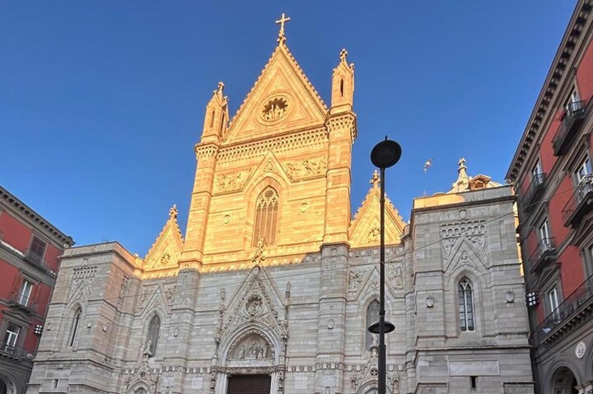 sebuah gereja besar dengan menara di atasnya