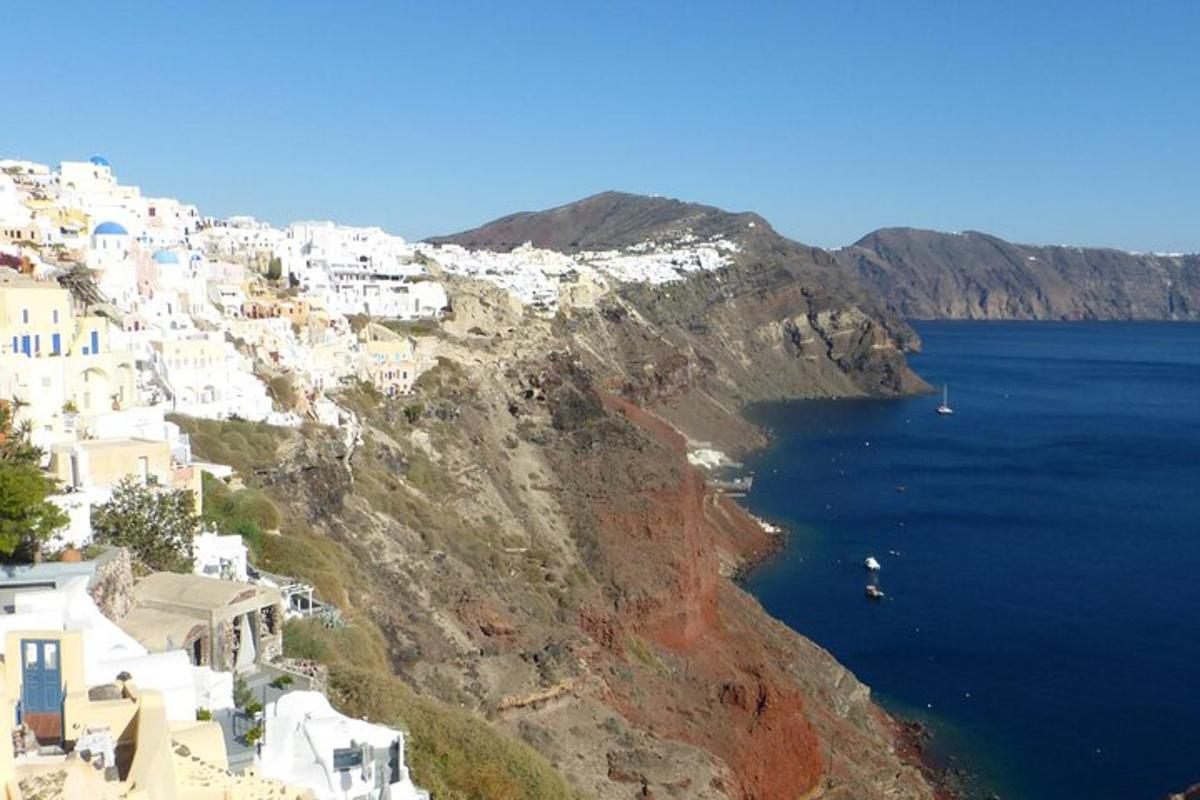una vista di un villaggio sul fianco di una scogliera