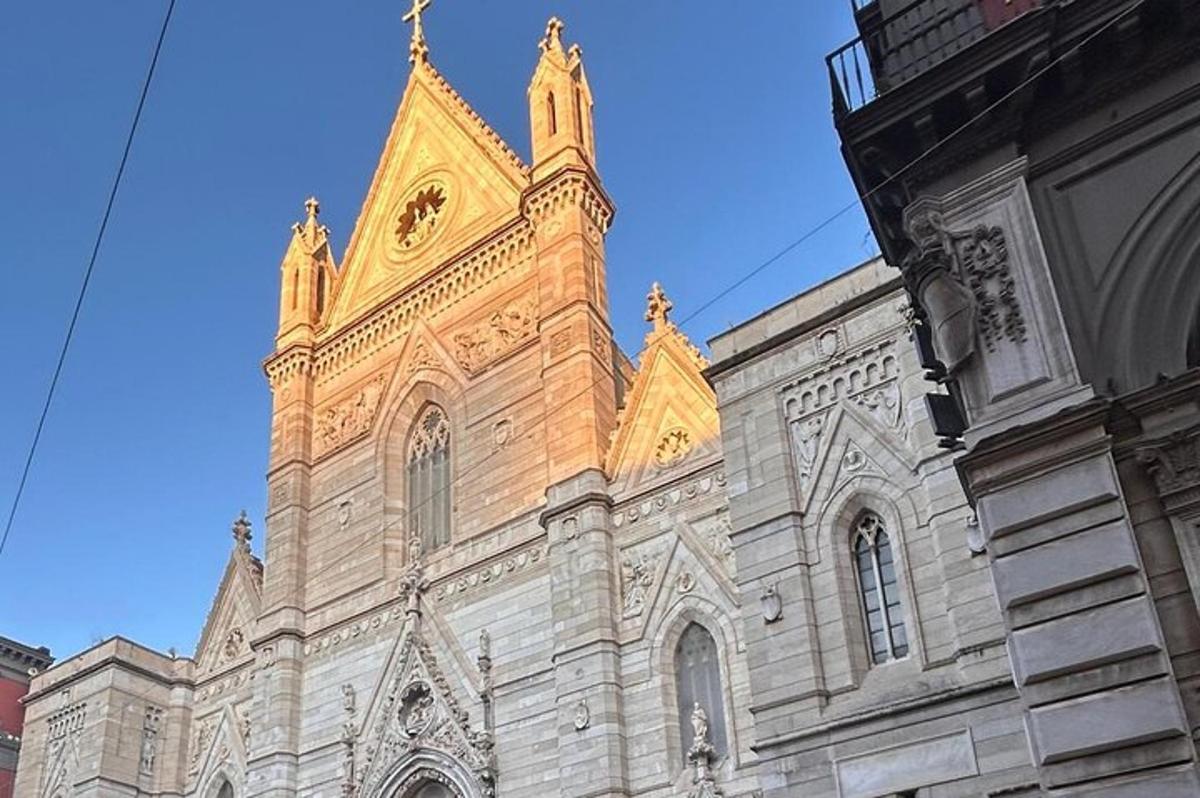 um grande edifício com uma torre no topo